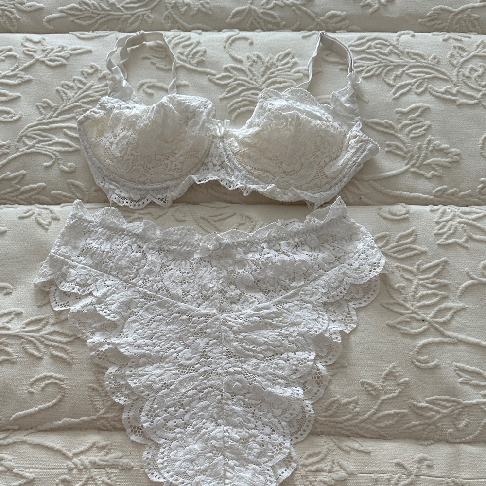La SENZA White Lace Bra and Panty Set